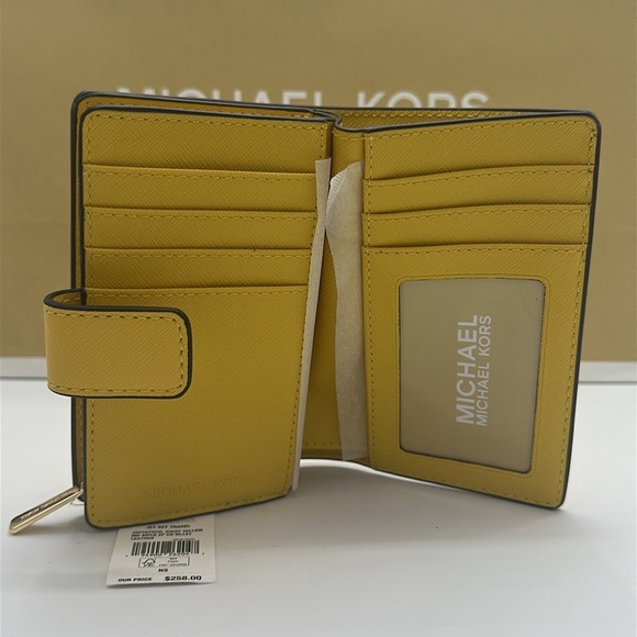Michael Medium Crossgrain Leather Bifold Wallet
Daisy Yellow - Picture 6 of 15